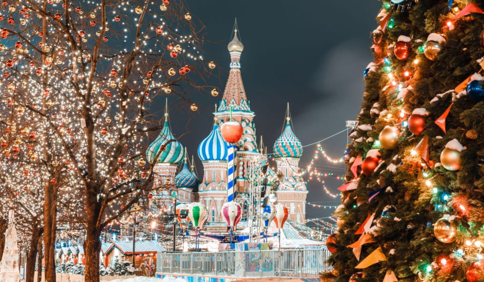 Новогодние традиции в России - Вызов Деда Мороза и Снегурочки 2024