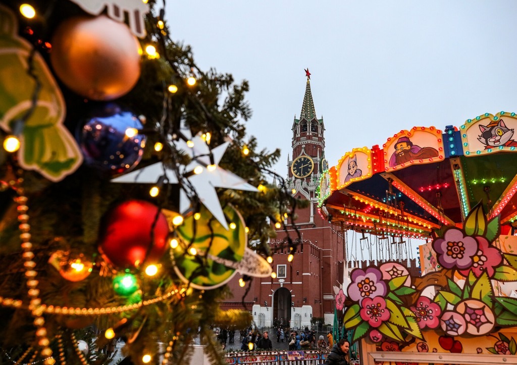 7 удивительных мест в Москве, куда стоит сходить с детьми в новогодние праздники - Вызов Деда Мороза и Снегурочки 2024
