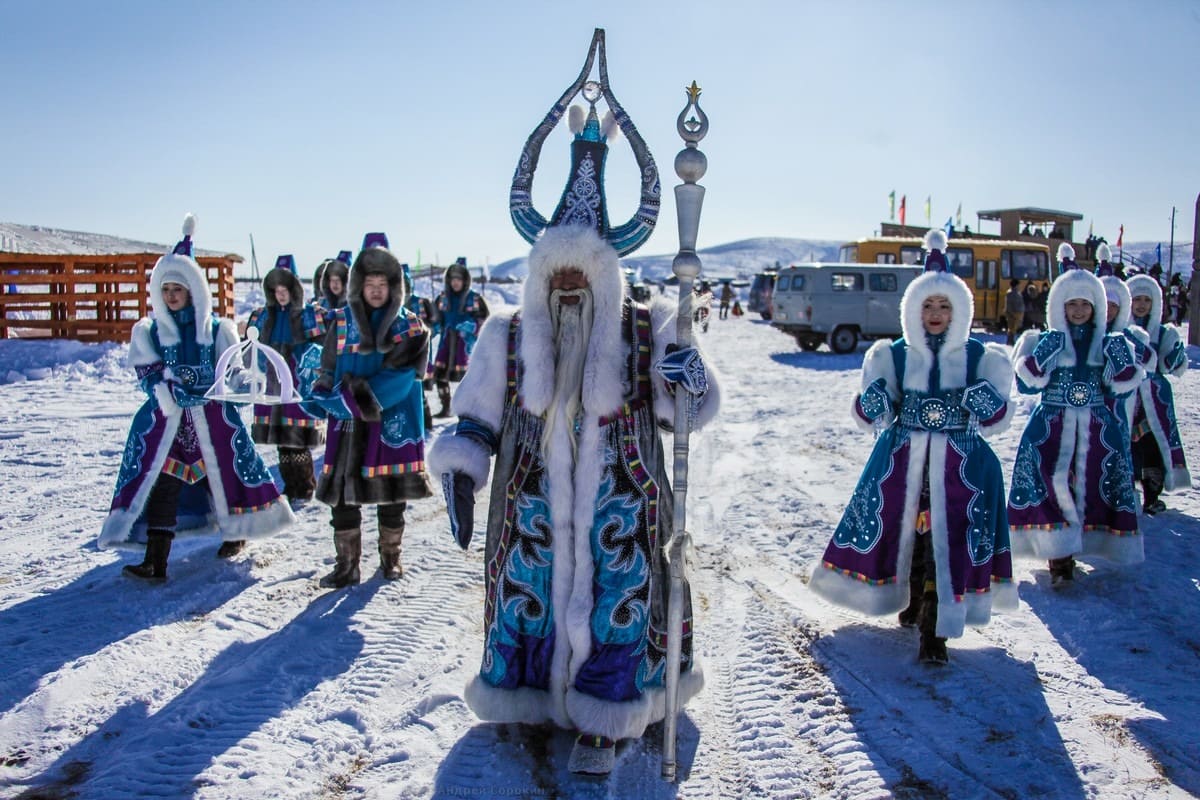 Особенности празднования Нового года у народов России - Вызов Деда Мороза и Снегурочки 2024
