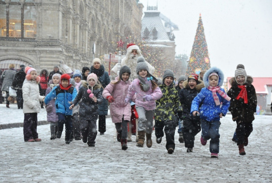 Путеводитель по Новогодней Москве: куда сходить с семьей на праздниках - Вызов Деда Мороза и Снегурочки 2025-2026
